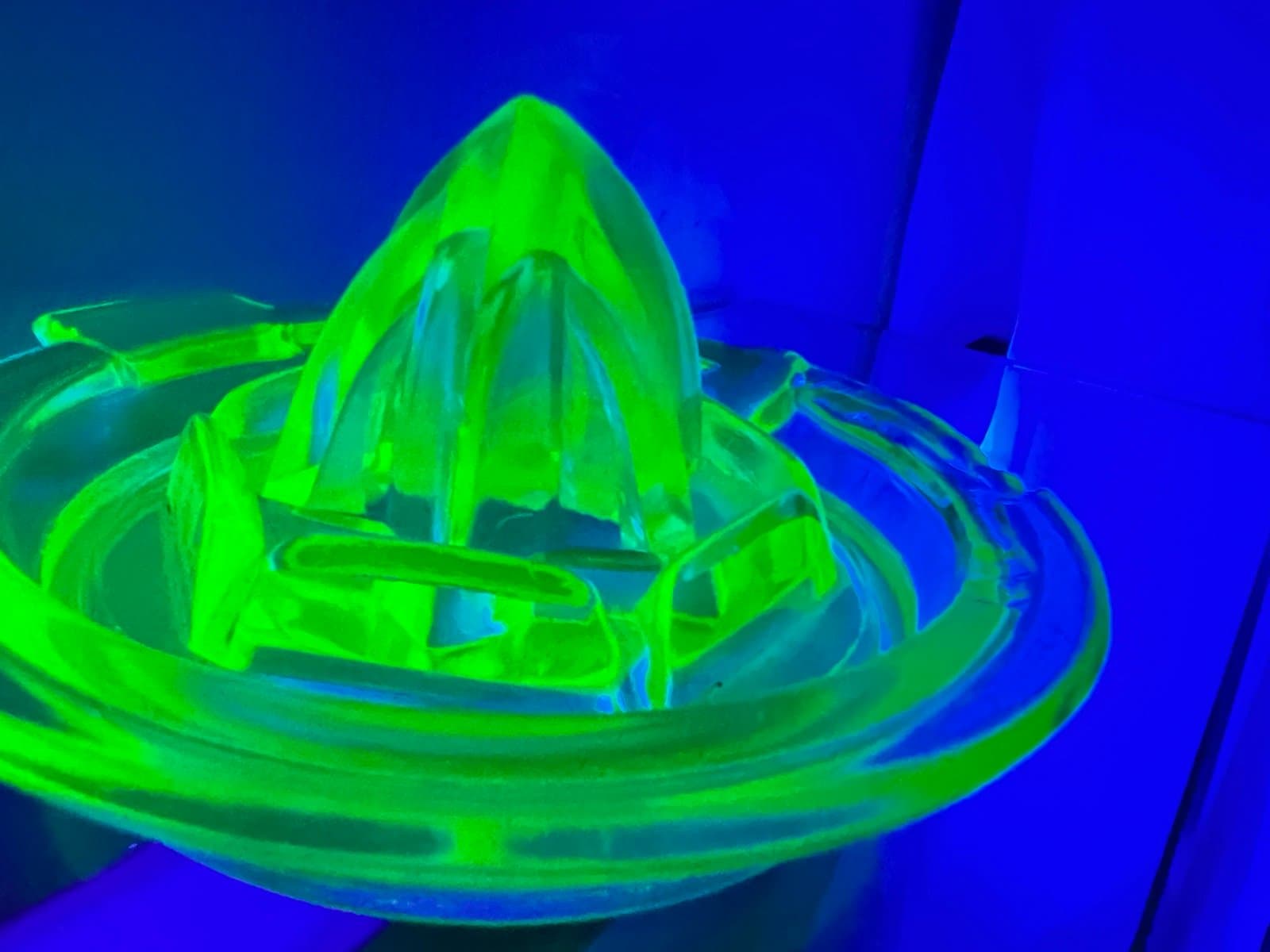 uranium glass juicer - Thumbnail 2