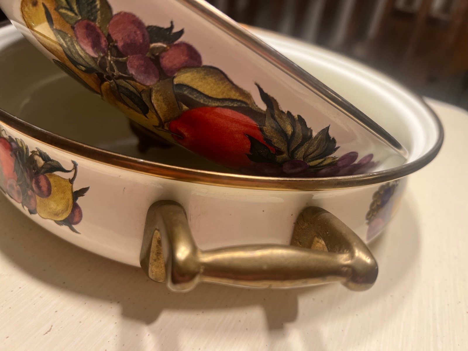 Vintage Enamelware 2 Quart Casserole Dish Dutch Oven Soup Pot and Lid Cornucopia - Thumbnail 4