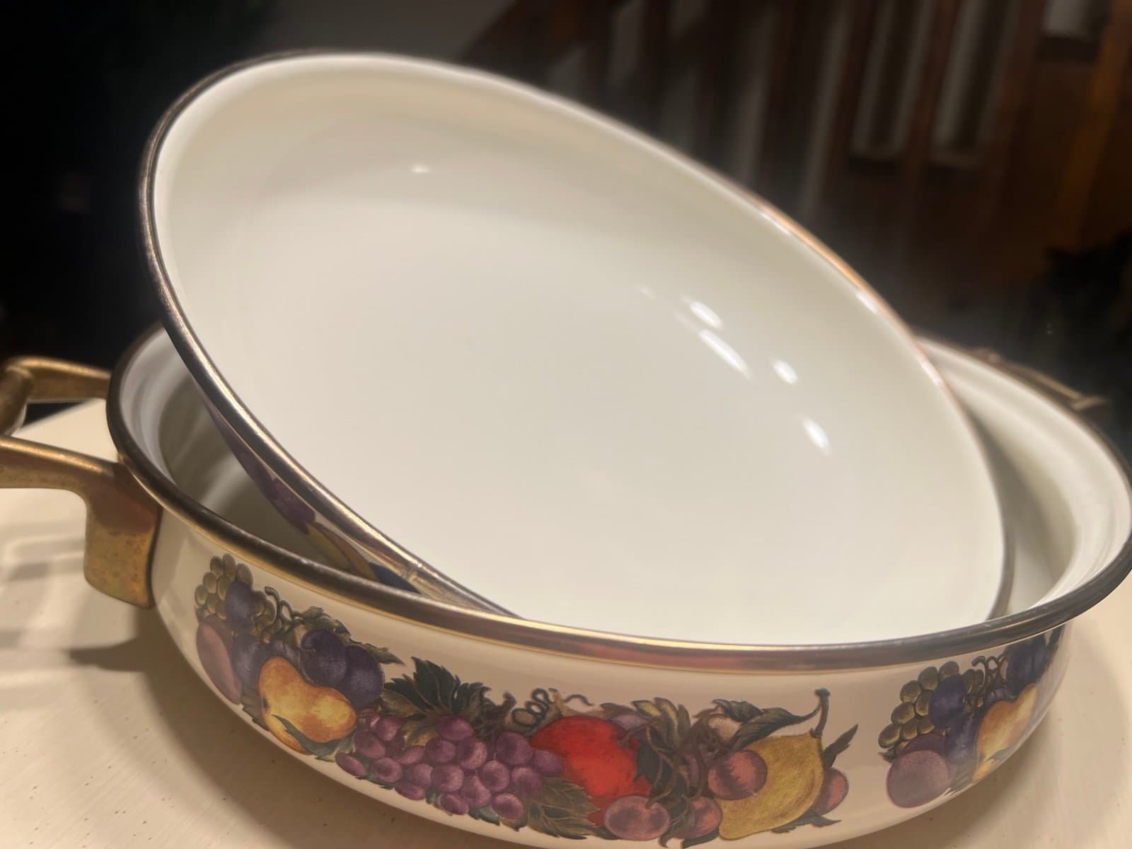 Vintage Enamelware 2 Quart Casserole Dish Dutch Oven Soup Pot and Lid Cornucopia - Thumbnail 3