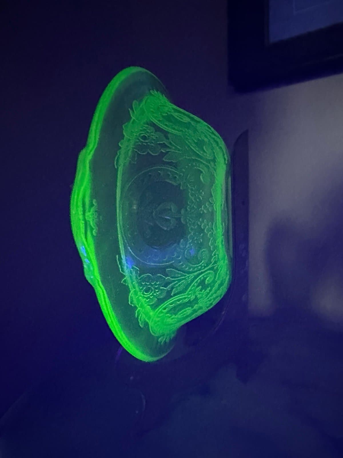 1930s vintage uranium green depression glass bowl, poppy floral Hazel Atlas Flor - Thumbnail 3