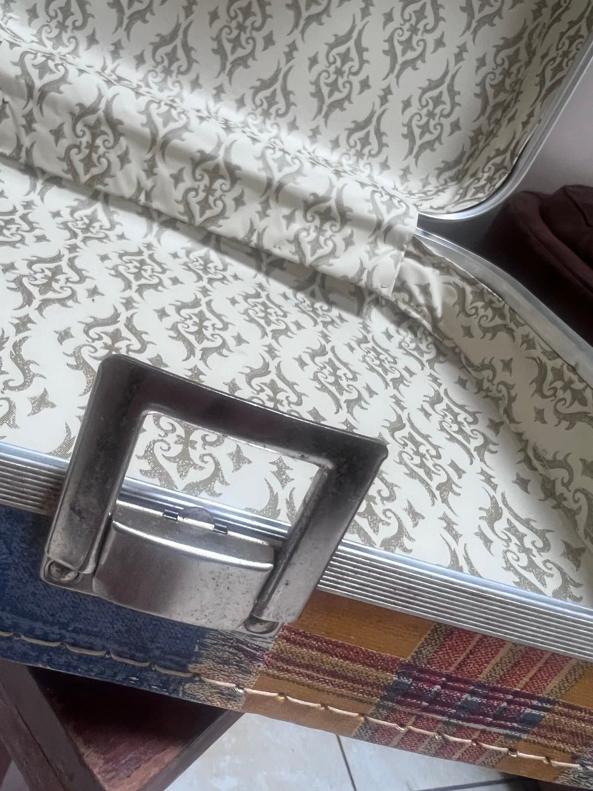 Vintage 1970 hard suitcase - Thumbnail 4