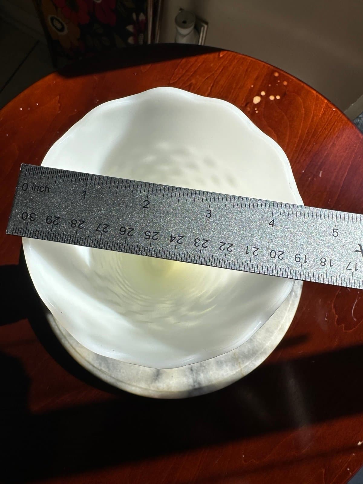Milk glass vase - Thumbnail 2