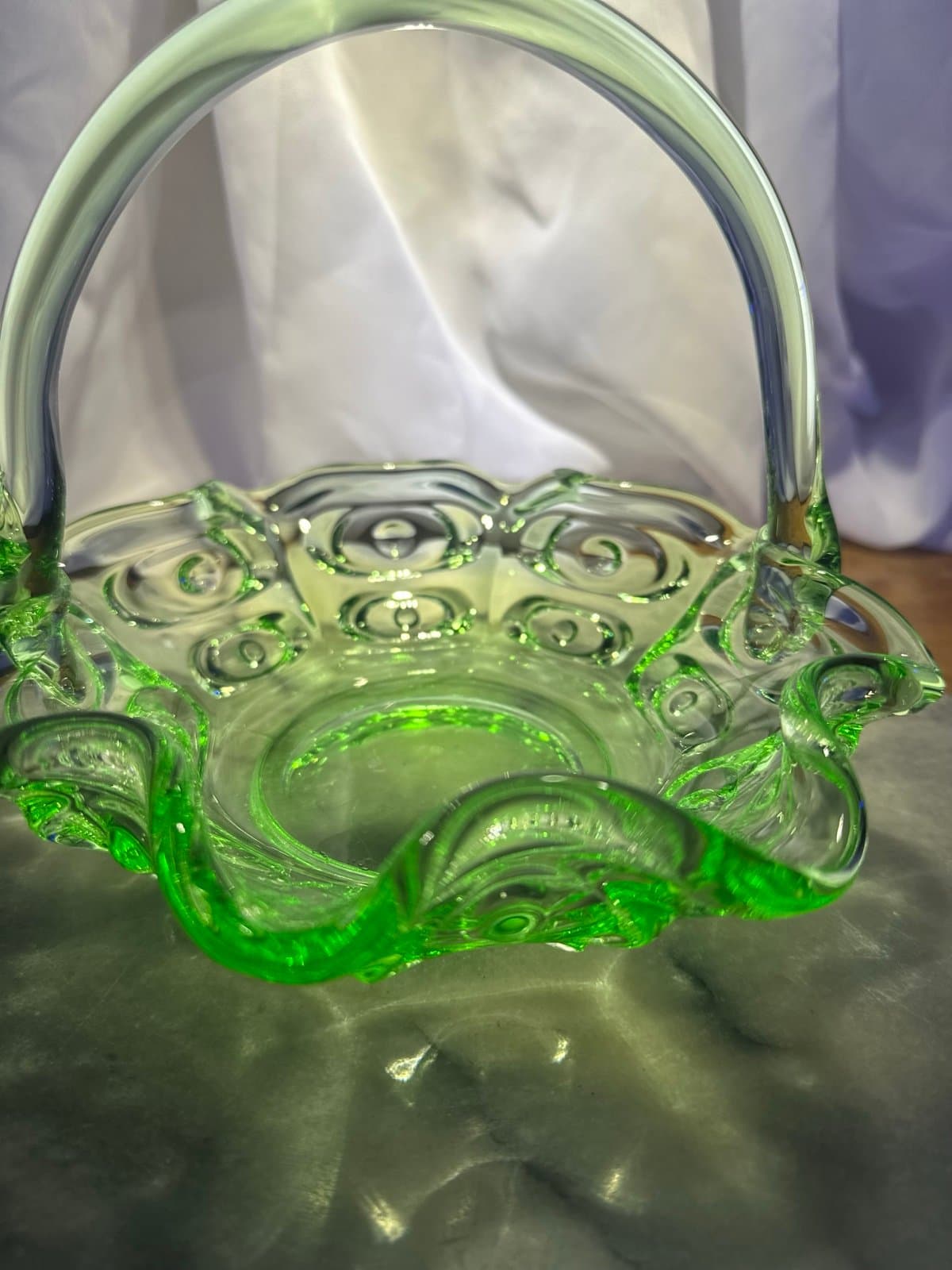 Green uranium depression-glass “basket” bowl - Thumbnail 4