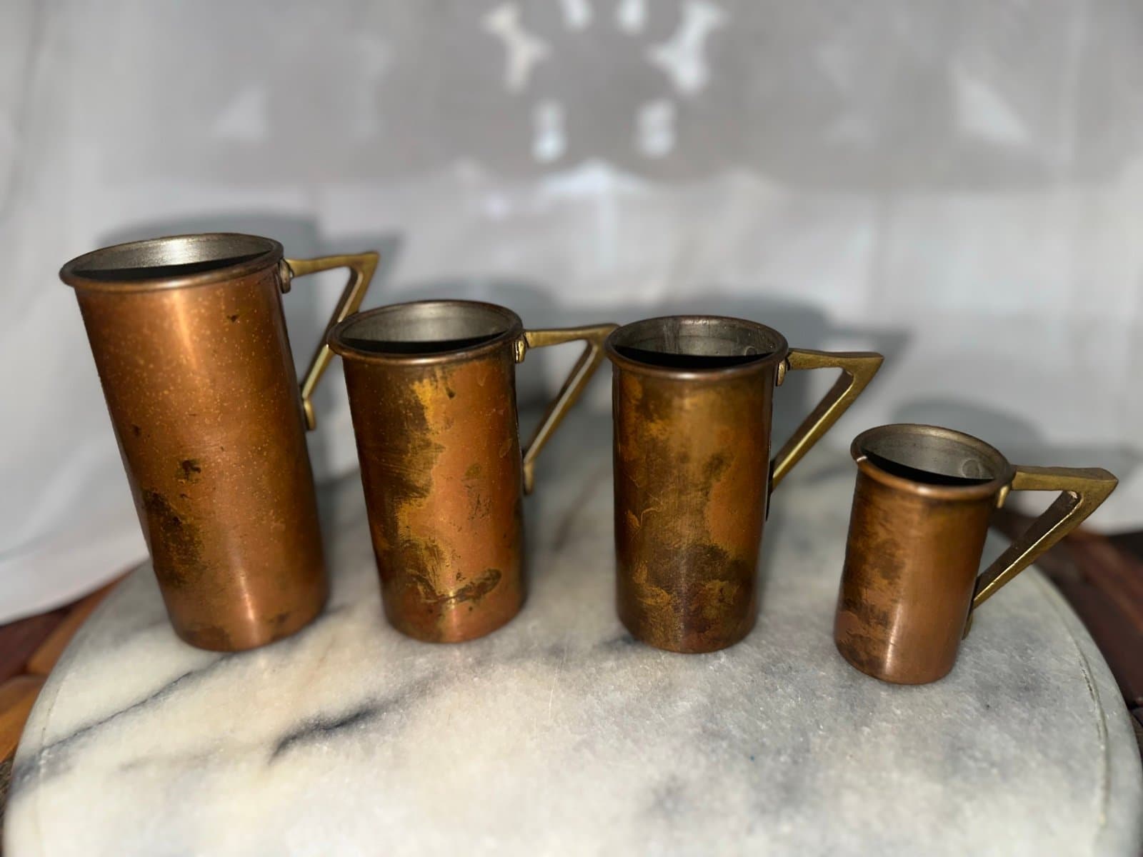 4 antique 1920s copper measuring cups with brass handles - Thumbnail 8