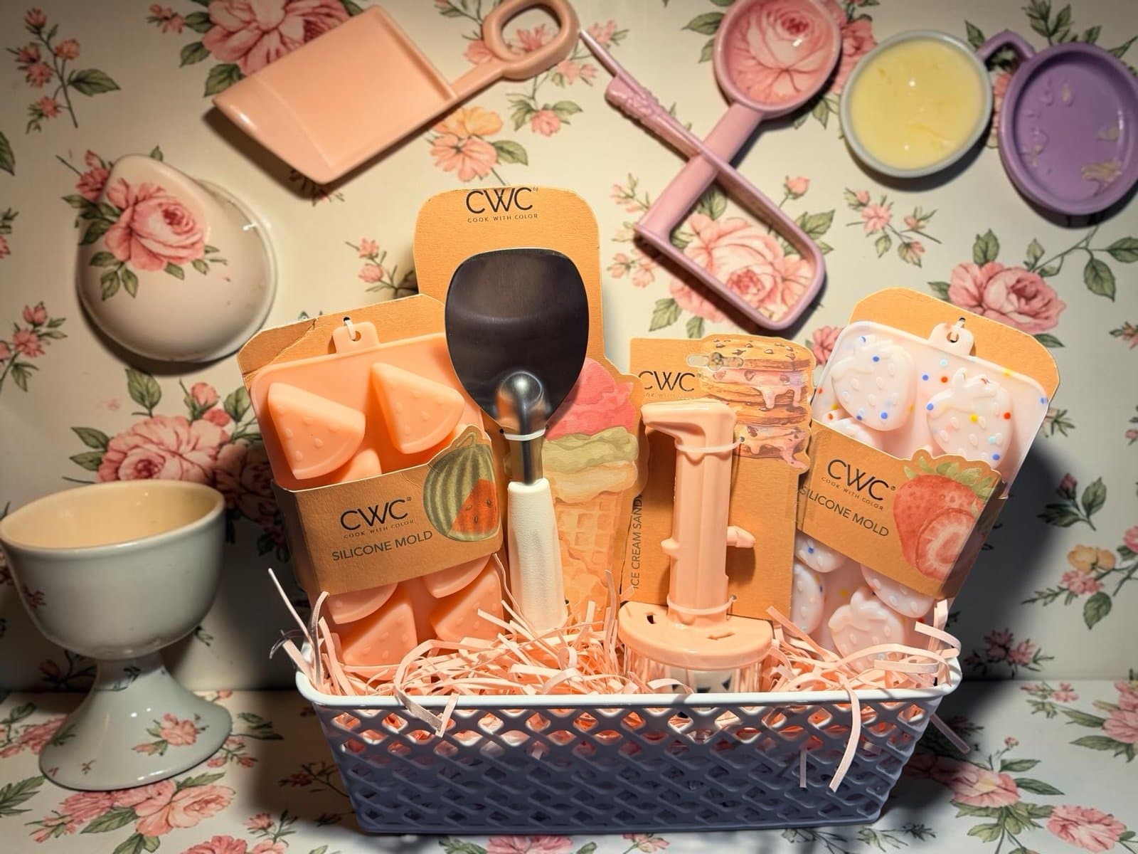 Get a fun ice cream-themed gift basket filled with all thnew CWC home utensils! - Thumbnail 7