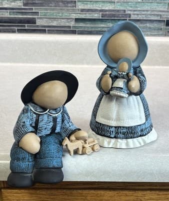 Amish Ceramic Figurine Set Girl and Boy Shelf Sitters Hand-painted Faceless - Thumbnail 3