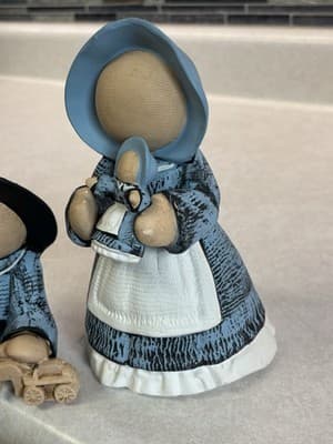 Amish Ceramic Figurine Set Girl and Boy Shelf Sitters Hand-painted Faceless - Thumbnail 5