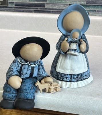 Amish Ceramic Figurine Set Girl and Boy Shelf Sitters Hand-painted Faceless - Thumbnail 2