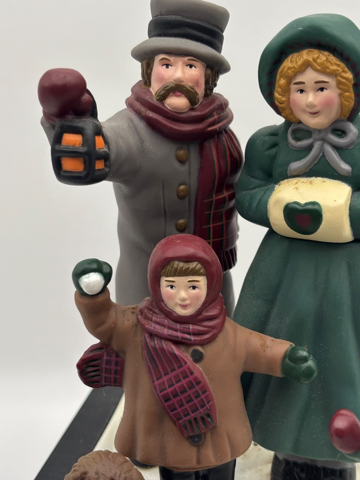 Vintage Dickens Musical Christmas Carolers Holly St 1993 Works No Battery Lid - Thumbnail 3
