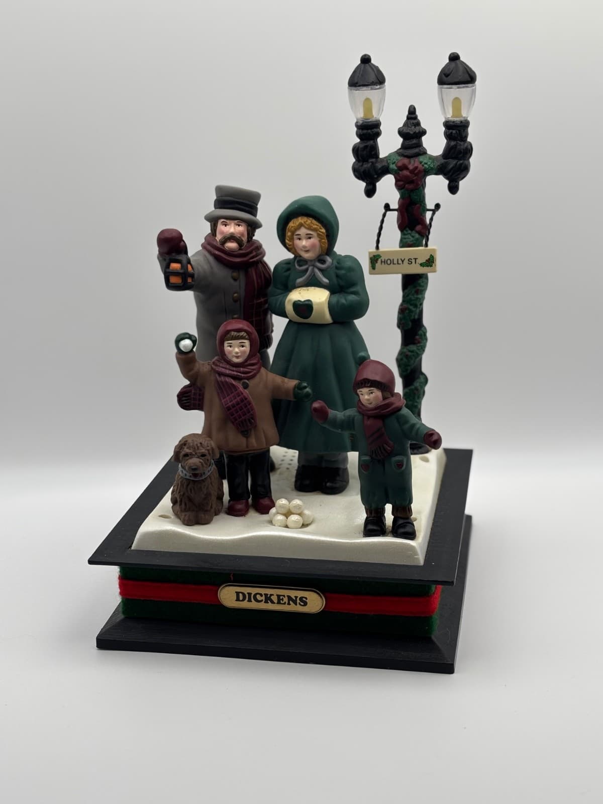 Vintage Dickens Musical Christmas Carolers Holly St 1993 Works No Battery Lid - Thumbnail 2