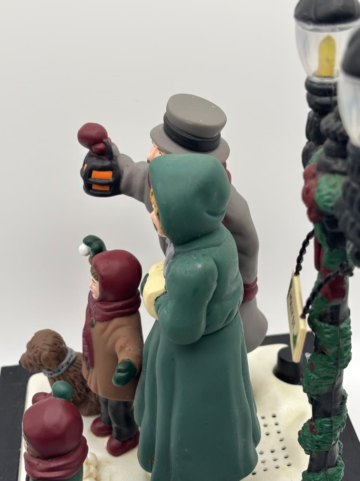 Vintage Dickens Musical Christmas Carolers Holly St 1993 Works No Battery Lid - Thumbnail 8