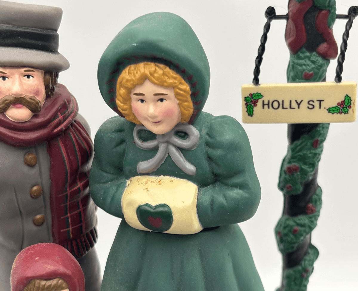 Vintage Dickens Musical Christmas Carolers Holly St 1993 Works No Battery Lid - Thumbnail 4