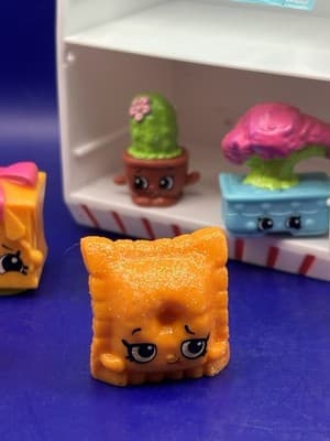 🌈 Shopkins Mini Lot 8 w/ Shop Display Stand& Handbag Harriet Chris P Cracker - Thumbnail 2