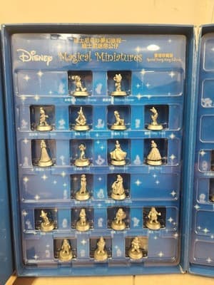 2005 DISNEY HONG KONG 42 MAGICAL MINIATURES AND STORAGE CASE 7 ELEVEN RARE - Thumbnail 2