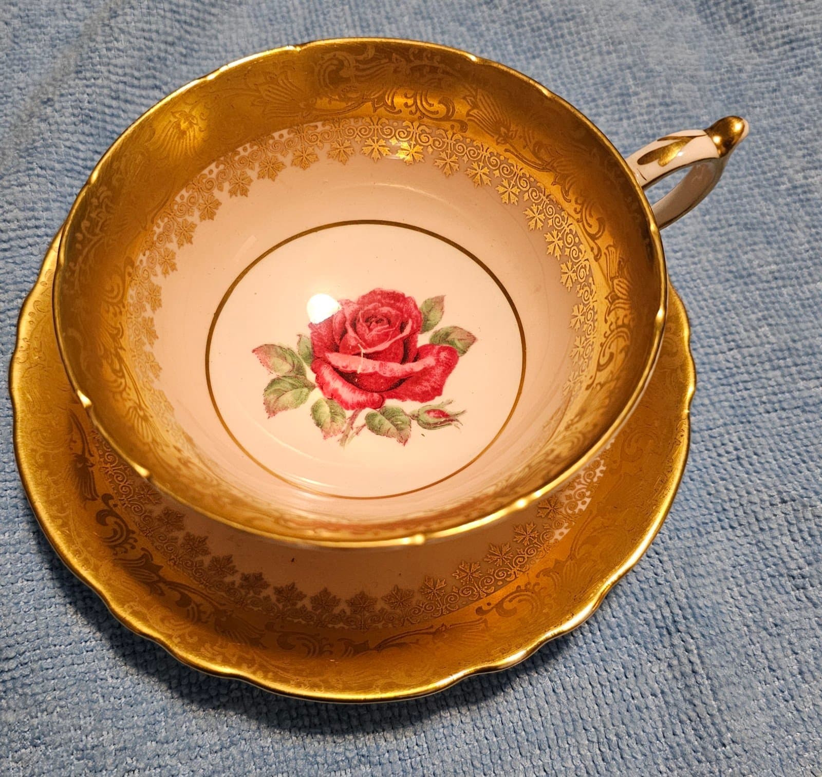 Paragon England Red Rose on Pink Background Golden Tea Cup & Saucer Set - Thumbnail 4