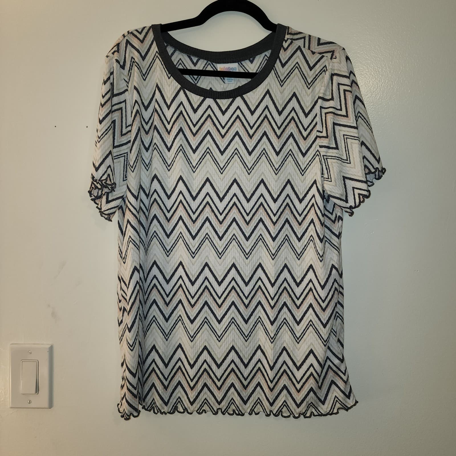 LulaRoe Kelly Crewneck Top Size 2xl Black & White Zig Zag Stripes - Thumbnail 2