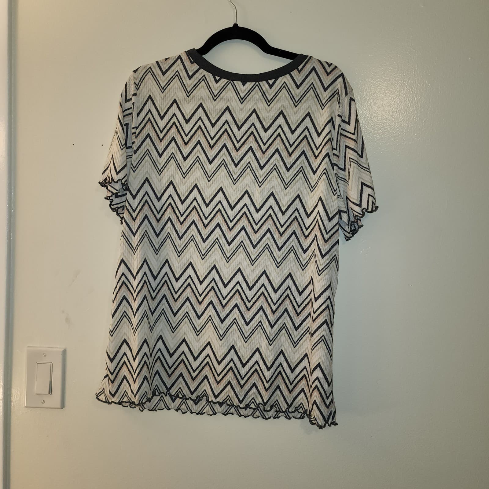 LulaRoe Kelly Crewneck Top Size 2xl Black & White Zig Zag Stripes - Thumbnail 4