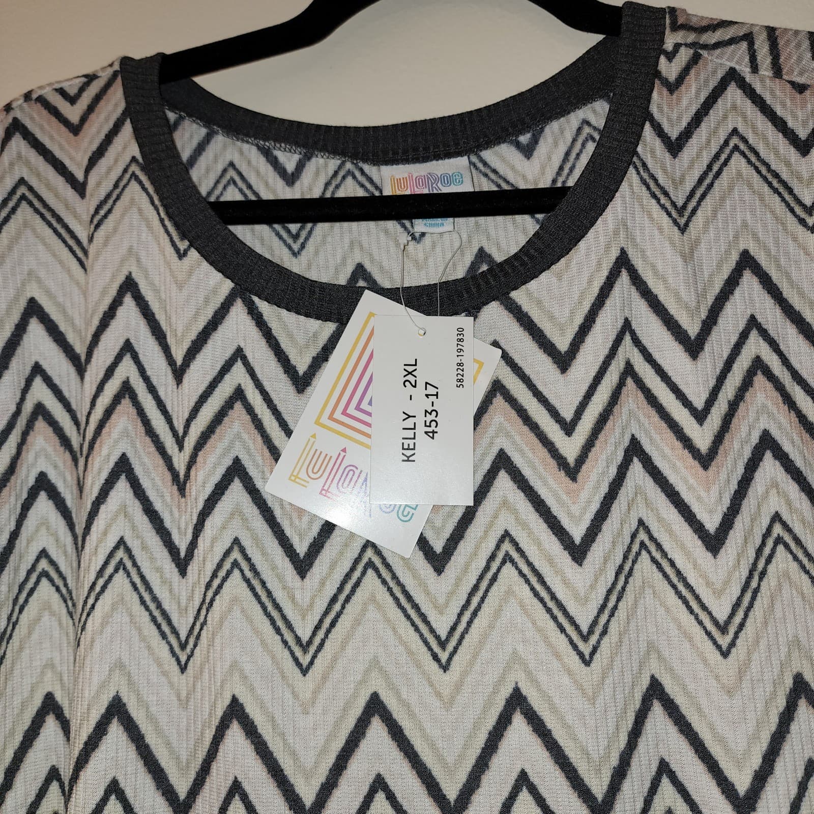 LulaRoe Kelly Crewneck Top Size 2xl Black & White Zig Zag Stripes - Thumbnail 3