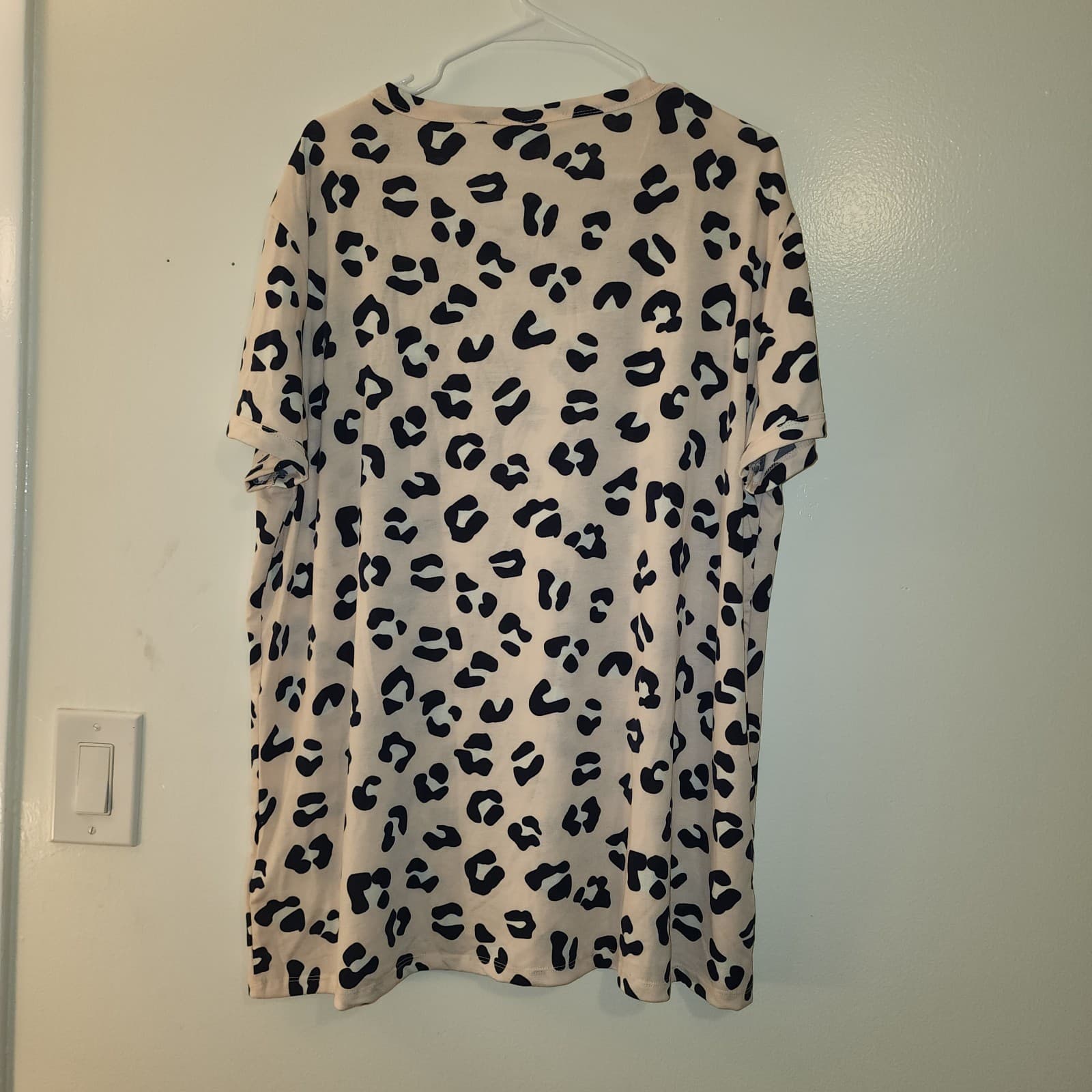 LulaRoe Leopard Print Liv T Tshirt in Size 3XL - Thumbnail 3