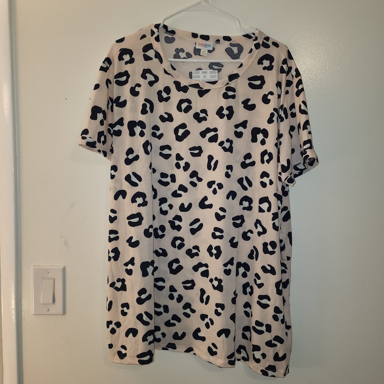 LulaRoe Leopard Print Liv T Tshirt in Size 3XL - Thumbnail 2