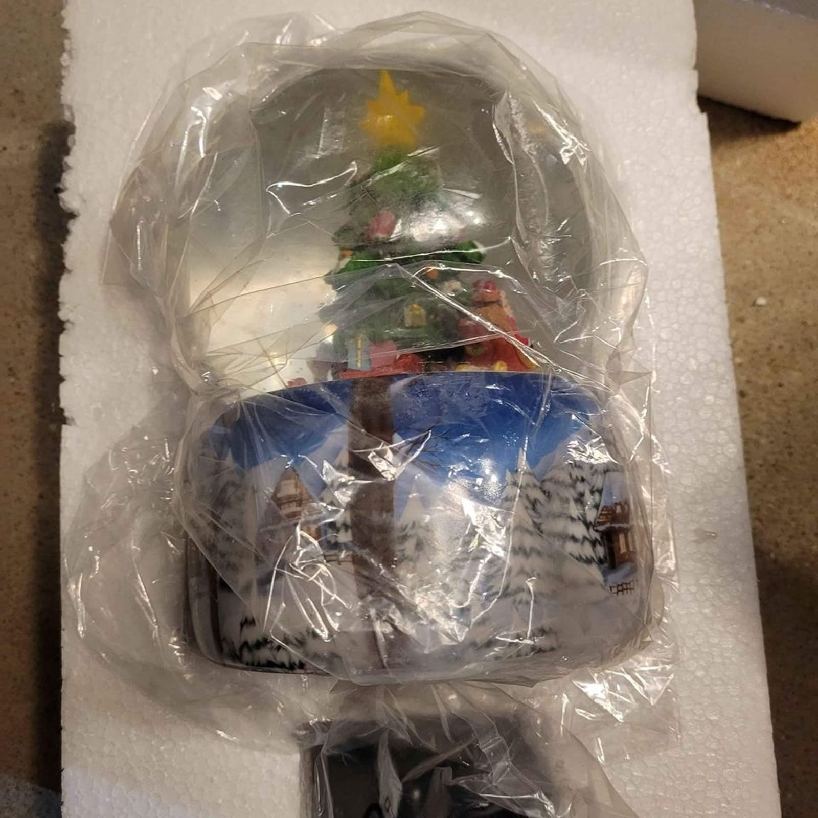 Musical Christmas Snow Globe - Thumbnail 4