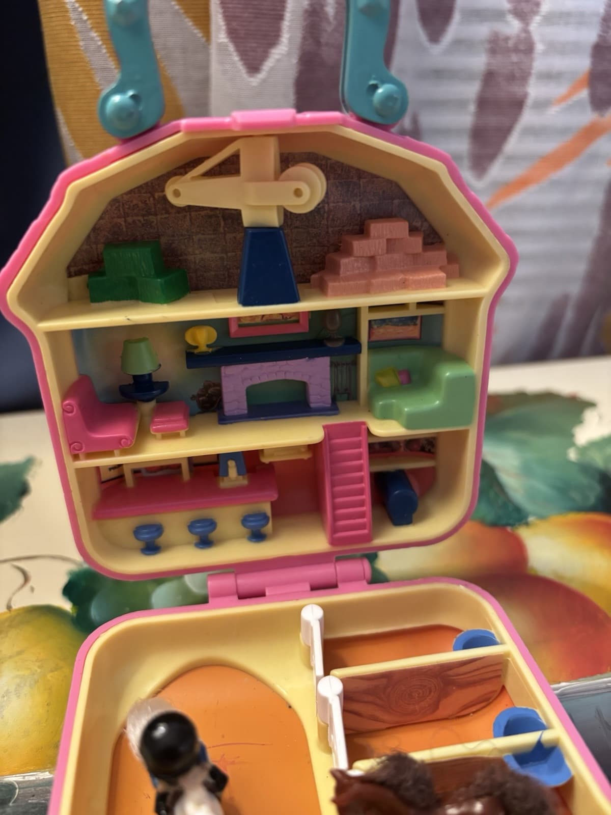 Vintage Polly Pocket Horse Barn W/ Polly Attached To Saddle And 2 Horse Figures - Thumbnail 3