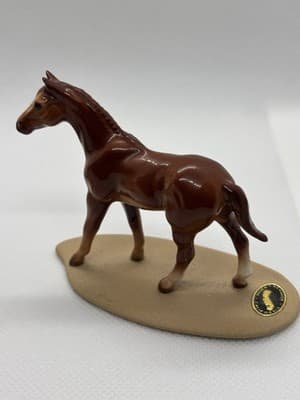 Vintage Hagen Renaker Chestnut Thoroughbred Horse With Base And Copyright Label - Thumbnail 2