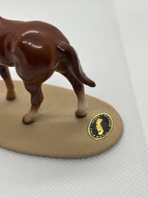 Vintage Hagen Renaker Chestnut Thoroughbred Horse With Base And Copyright Label - Thumbnail 4