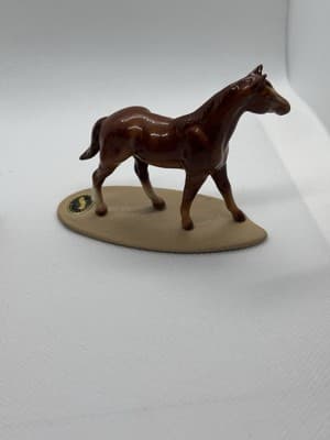 Vintage Hagen Renaker Chestnut Thoroughbred Horse With Base And Copyright Label - Thumbnail 3