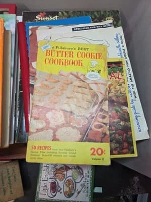 Lot Of 11 Assorted Vintage And Modern Cookbooks - Thumbnail 2