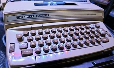 Vintage Smith-Corona Coronet Super 12 Electric Typewriter in Case TESTED - Thumbnail 5