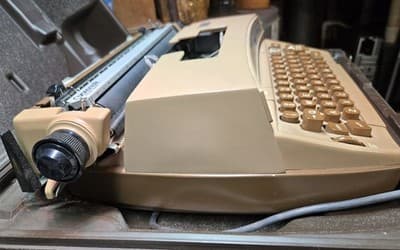 Vintage Smith-Corona Coronet Super 12 Electric Typewriter in Case TESTED - Thumbnail 4