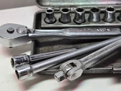 Vintage Craftsman -V- Series 1/4" Drive 14pc Ratchet Set w/Embossed Metal Case - Thumbnail 2