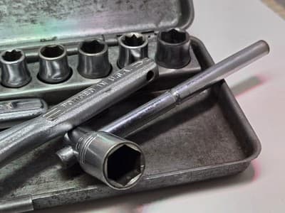 Vintage Craftsman -V- Series 1/4" Drive 14pc Ratchet Set w/Embossed Metal Case - Thumbnail 3