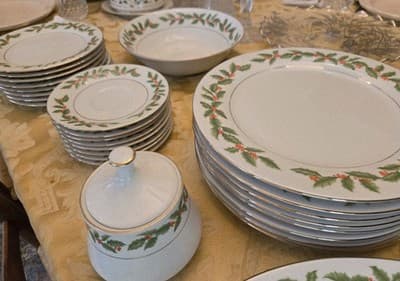 VINTAGE Crown Ming 27 PIECE Plates Set Holly Holiday Fine China Festive