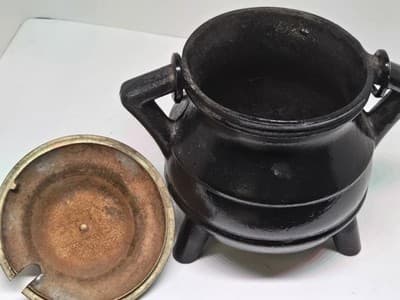 Cast iron Cauldron w. Lid and Handles,Perfect For Smudging, Incense Burner - Thumbnail 4
