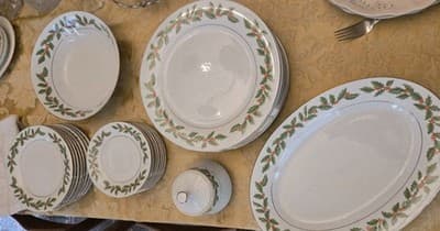 VINTAGE Crown Ming 27 PIECE Plates Set Holly Holiday Fine China Festive - Thumbnail 4