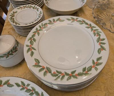 VINTAGE Crown Ming 27 PIECE Plates Set Holly Holiday Fine China Festive - Thumbnail 3
