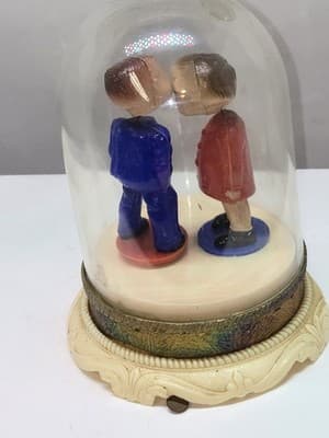 Vintage Hong Kong Wind Up Music Boy Girl Figures Kissing Magnet Rare Collectible - Thumbnail 3