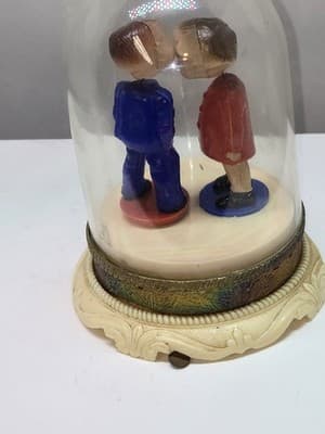 Vintage Hong Kong Wind Up Music Boy Girl Figures Kissing Magnet Rare Collectible - Thumbnail 2