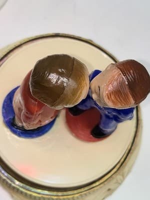 Vintage Hong Kong Wind Up Music Boy Girl Figures Kissing Magnet Rare Collectible - Thumbnail 9