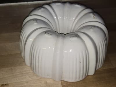 Vintage California USA Pottery #59 White Ceramic Bundt Pan 10" - Thumbnail 2