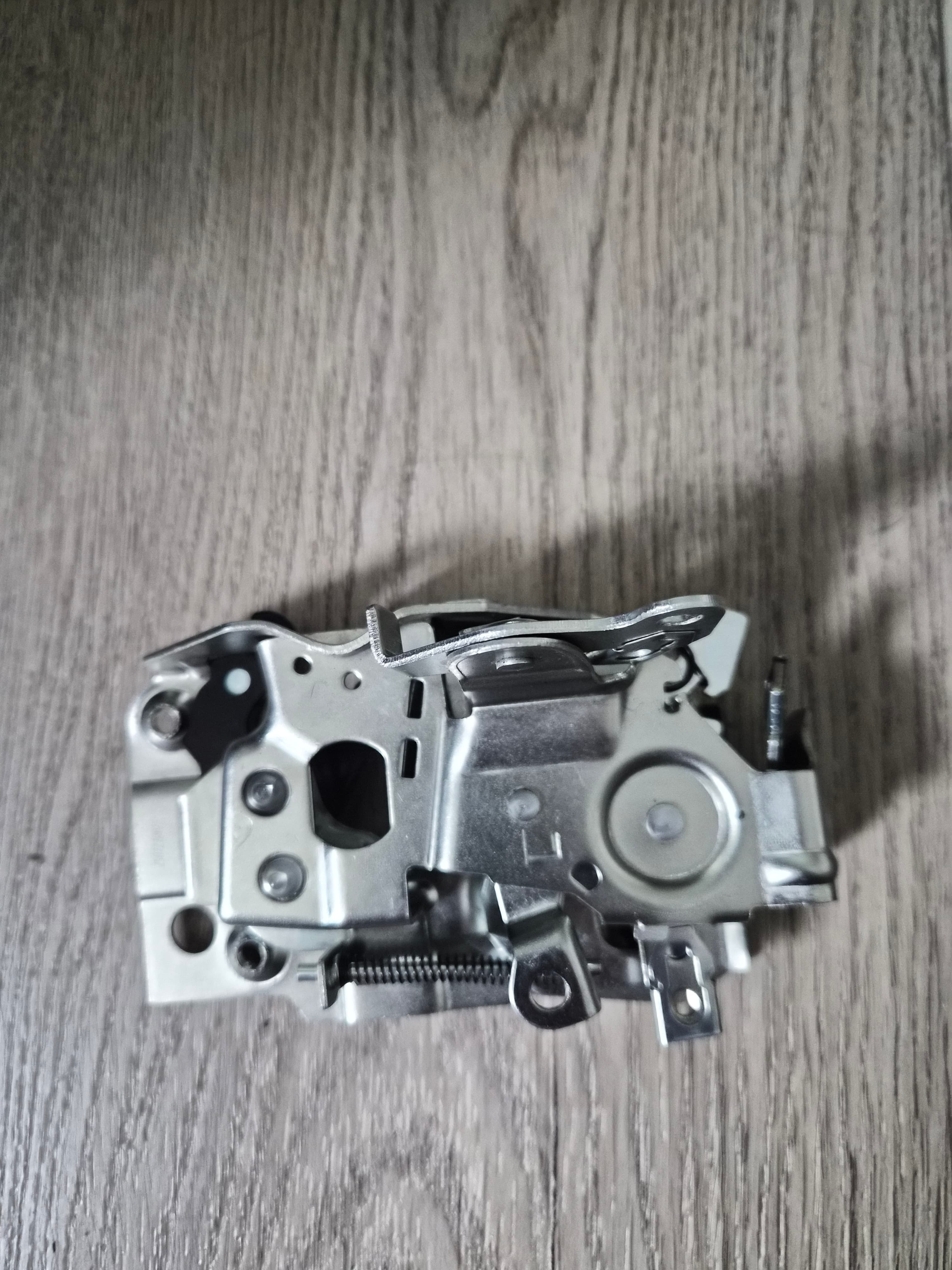 Chevy/GMC Truck door latch actuator c/k1500 Suburban Yukon Escallade 1985-2002 - Thumbnail 2