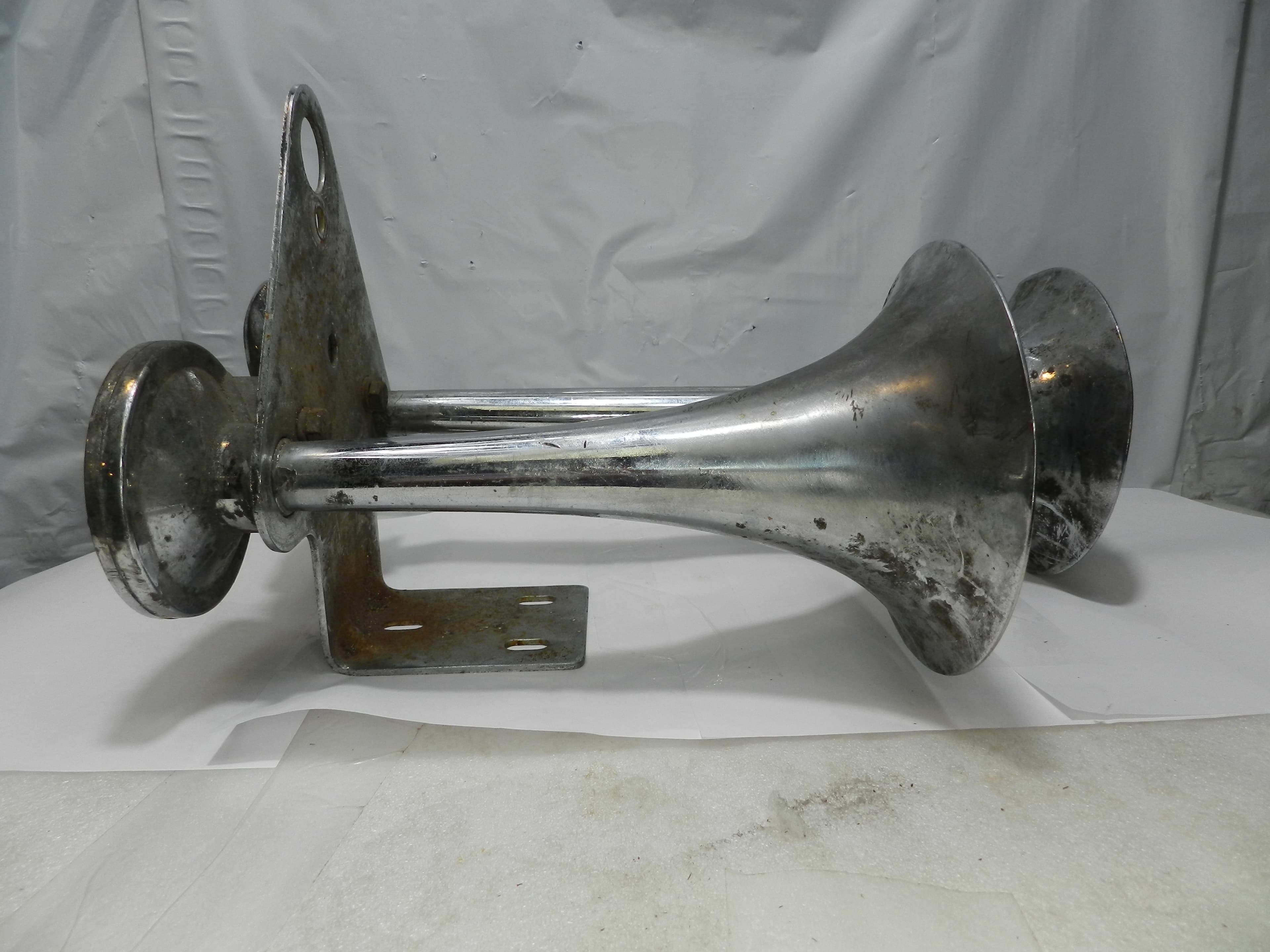 Vintage Dual Trumpet Air Horn with Mounting Bracket N93J - Thumbnail 2
