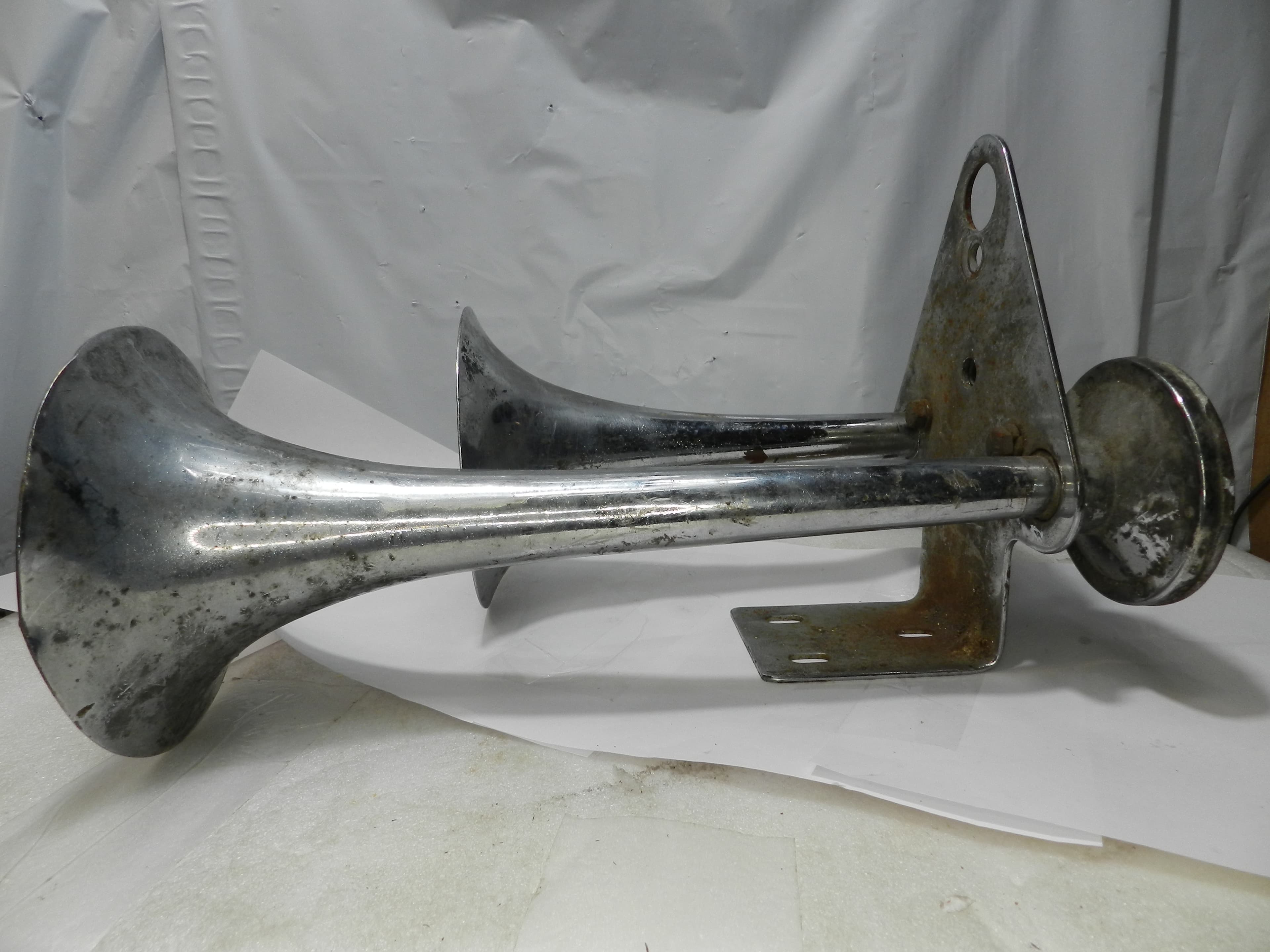 Vintage Dual Trumpet Air Horn with Mounting Bracket N93J - Thumbnail 3