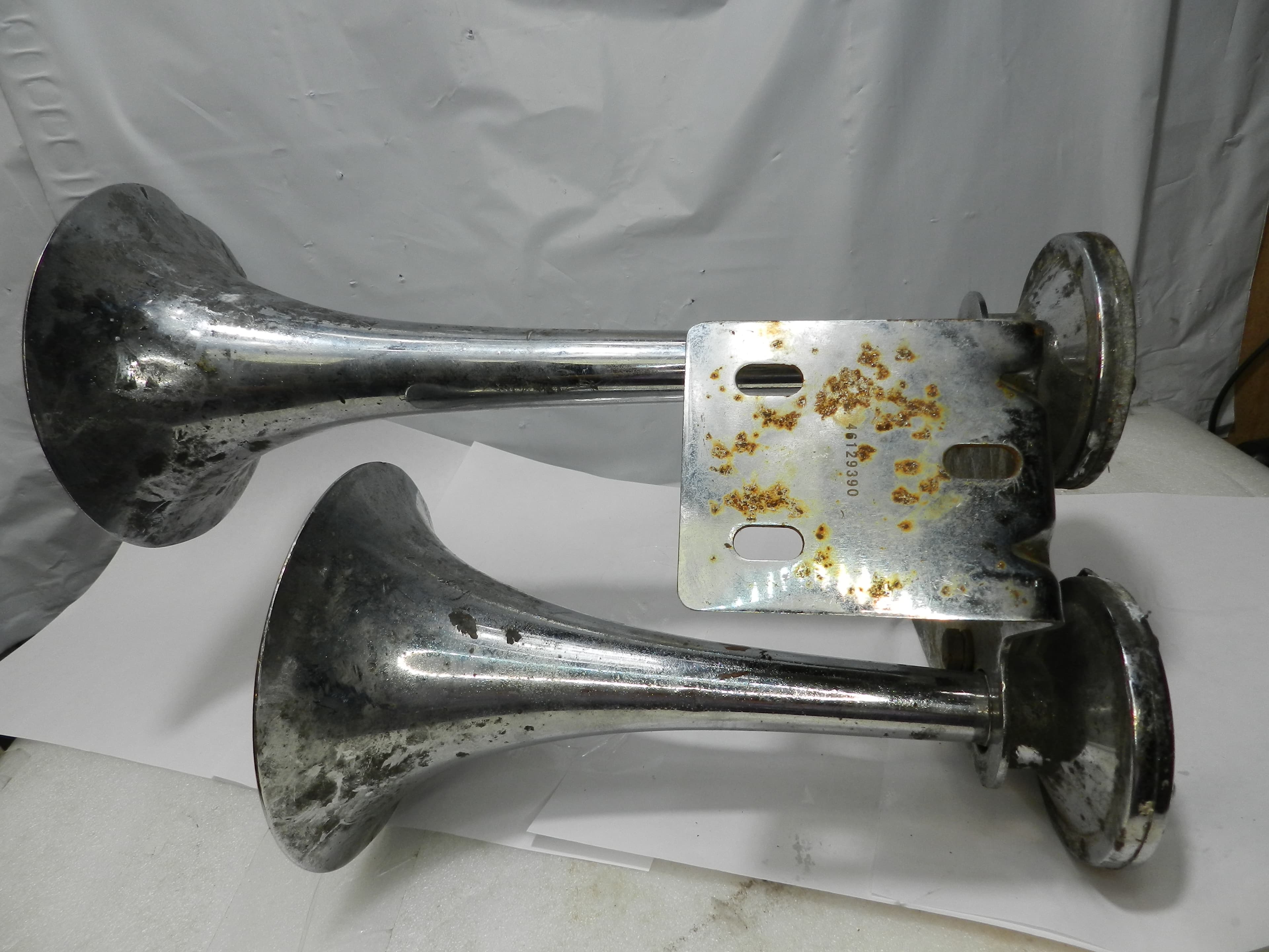 Vintage Dual Trumpet Air Horn with Mounting Bracket N93J - Thumbnail 5