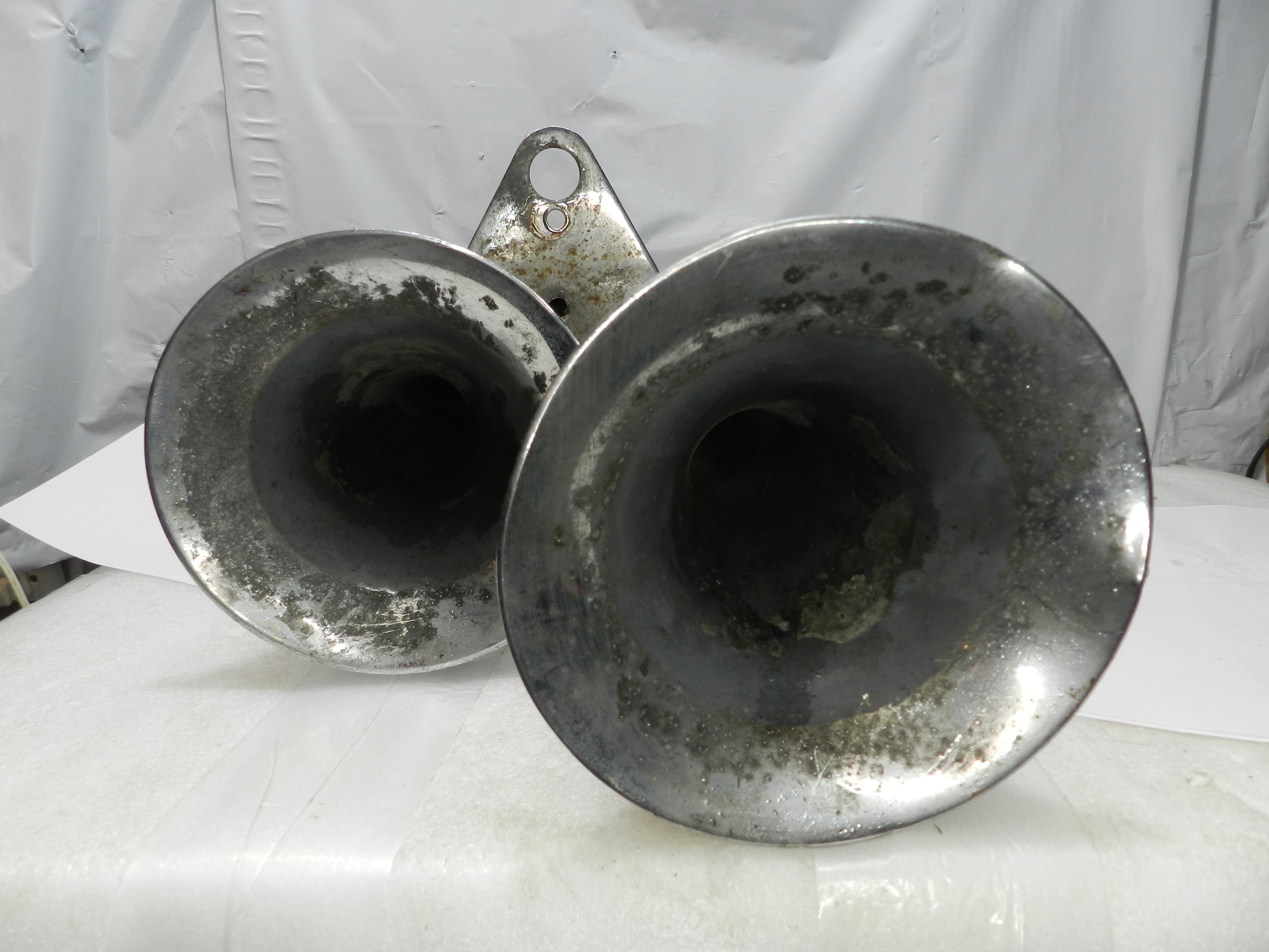 Vintage Dual Trumpet Air Horn with Mounting Bracket N93J - Thumbnail 8