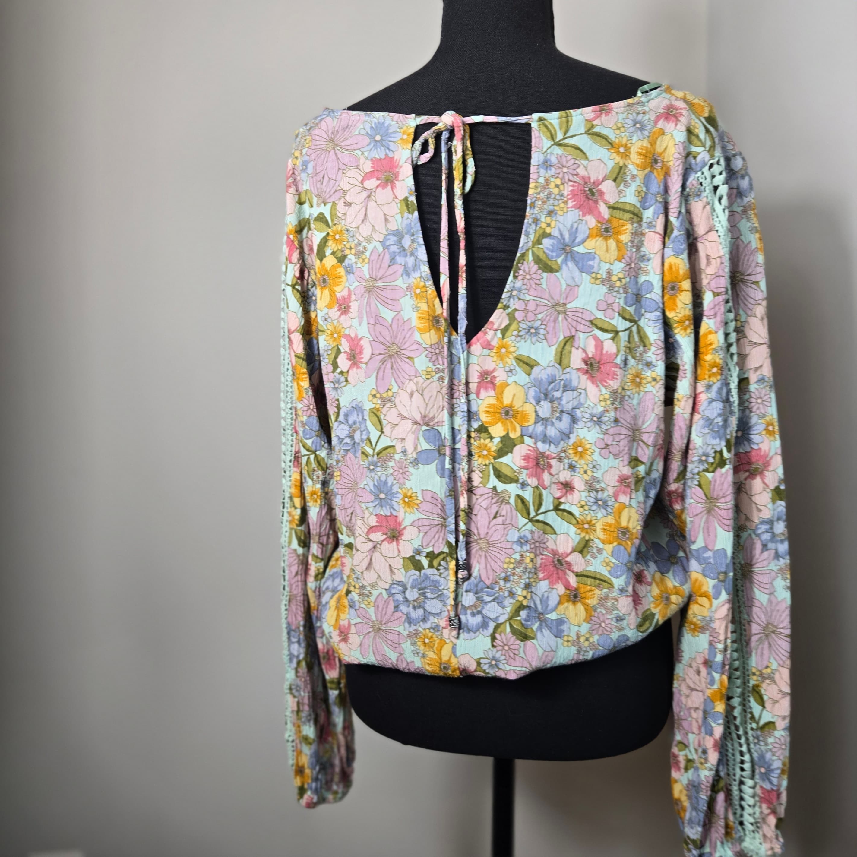 Angie Floral Long Sleeve Blouse with Lace Detail - Thumbnail 2