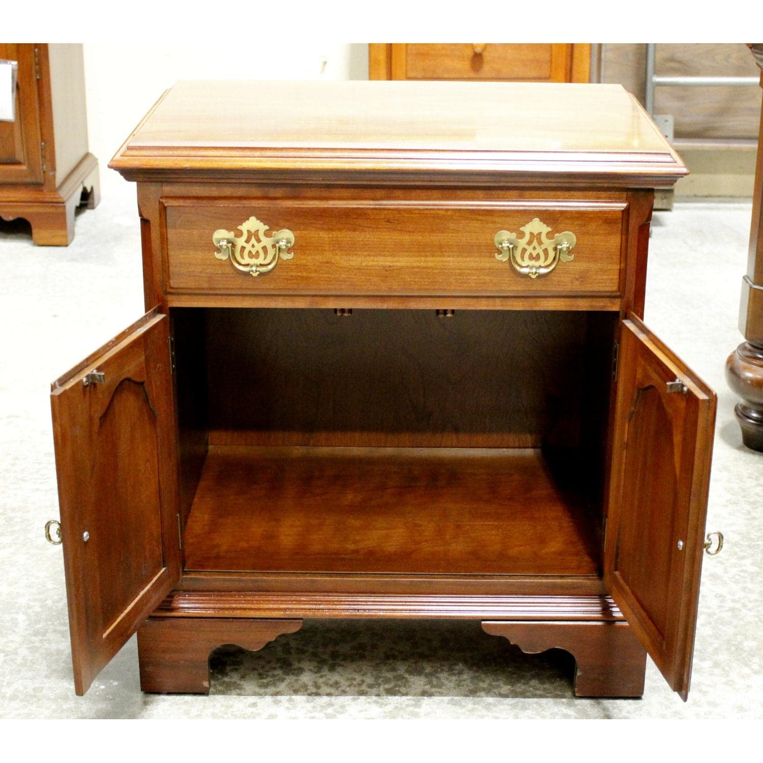 Knob Creek Cabinet Nightstand - Cherry - Thumbnail 3