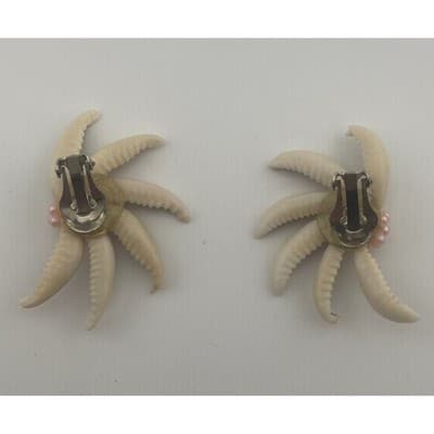 Vintage Cowrie Seashell Clip On Earrings Atomic starburst 50s MCM pink pearls - Thumbnail 4